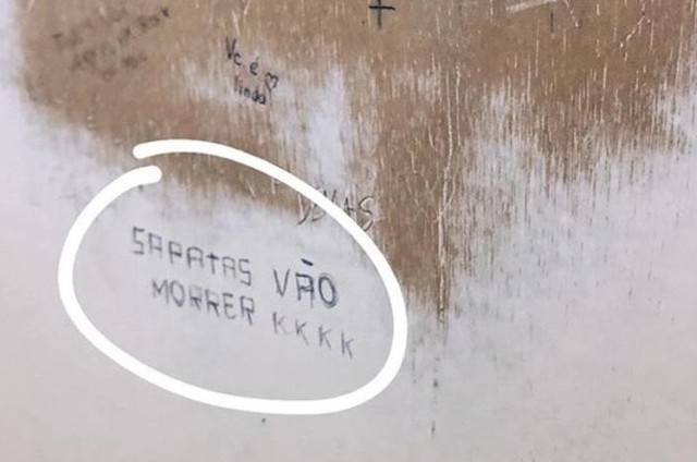Foto da matéria “Um dia após 1º turno, banheiro feminino de colégio é pichado no Rio: 'Sapatas vão morrer kkkk'”