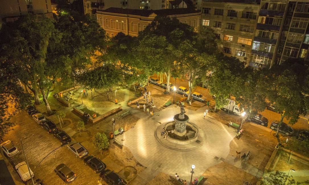 Foto da matéria “Ato pró-Bolsonaro na Praça São Salvador, reduto da esquerda na Zona Sul do Rio, termina em confusão”
